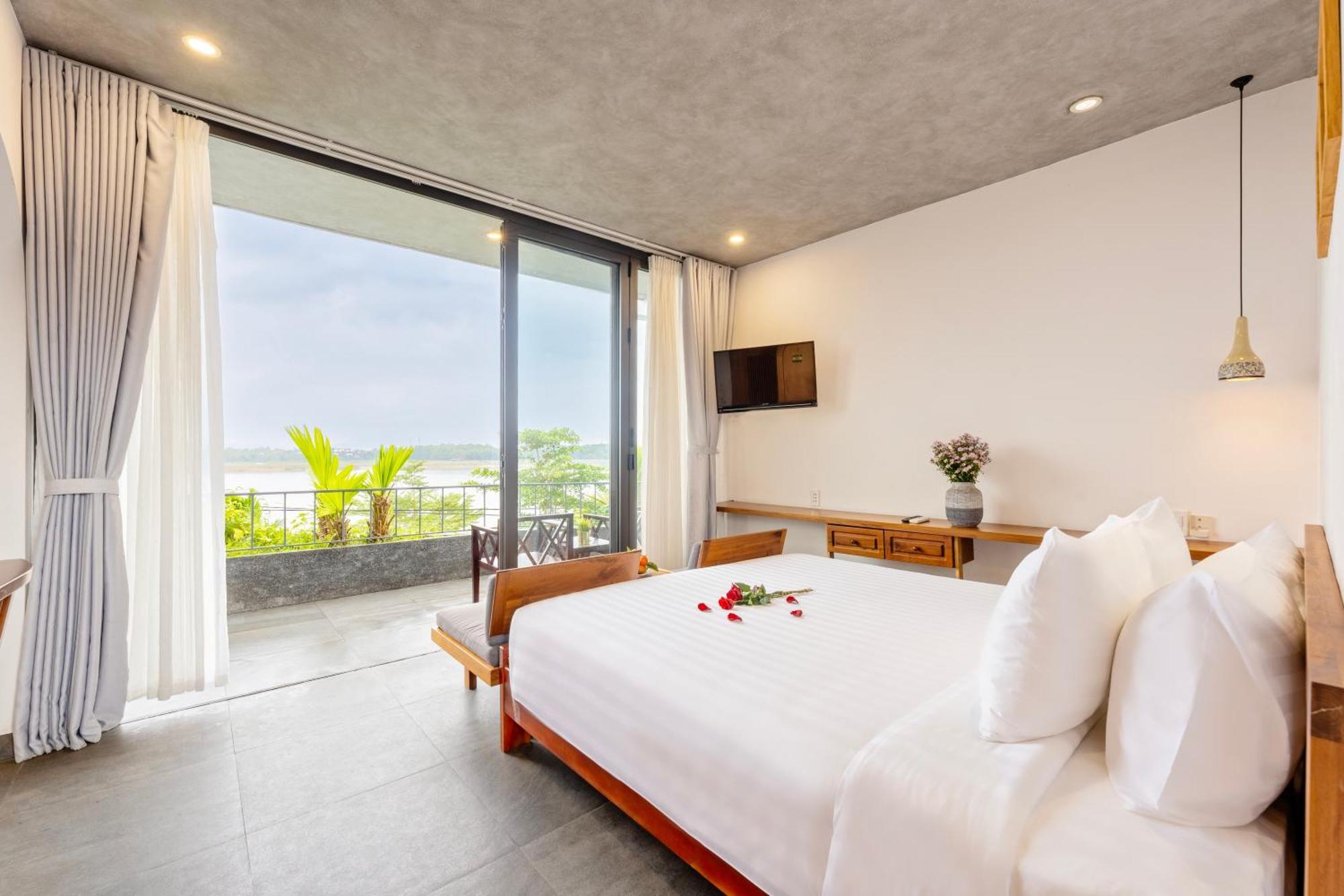 Serene Riverside Hotel Hoi An Exterior photo